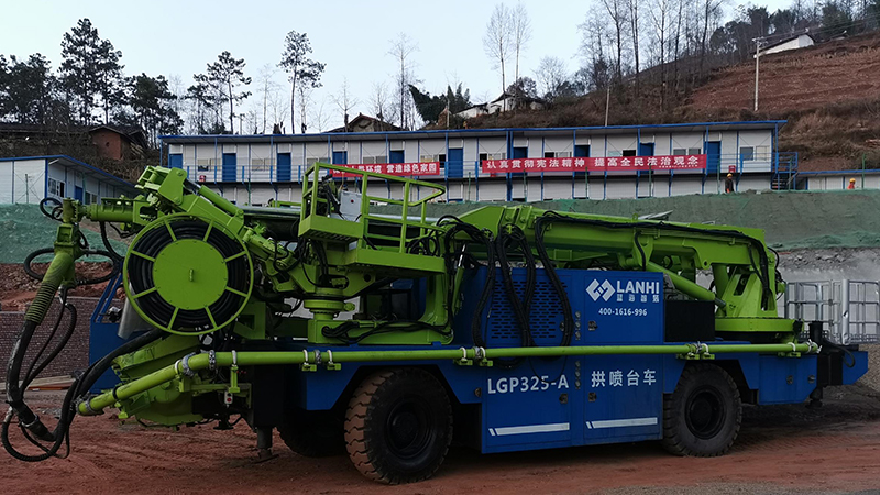 LGP325A拱喷台车助力乐西高速项目建设1.jpg