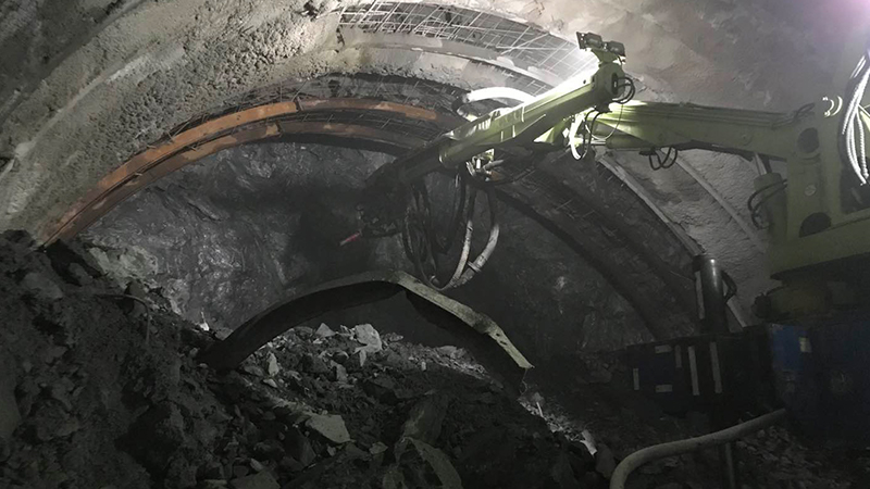 蓝海智装拱喷台车助力赣深铁路新聚隧道建设1.jpg