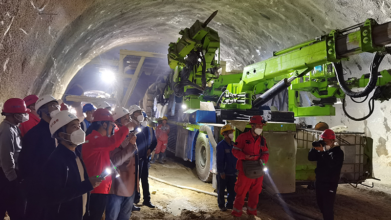 LGP350C拱喷台车助力宁攀高速火山隧道建设3.jpg