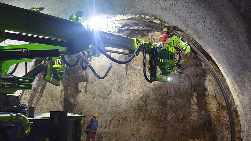 LGP350C拱喷台车助力宁攀高速火山隧道建设2.jpg