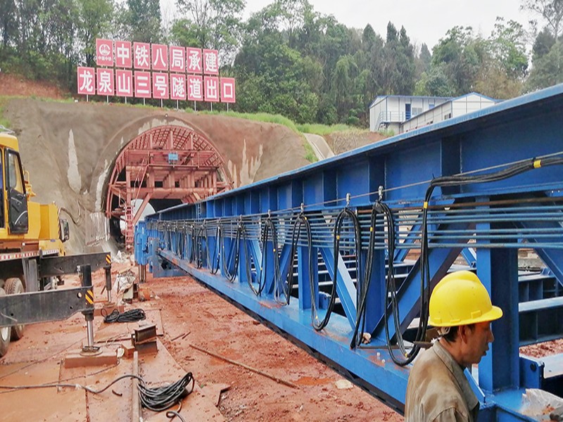 LTYQ24C移动栈桥助力中铁八局龙泉山三号隧道建设