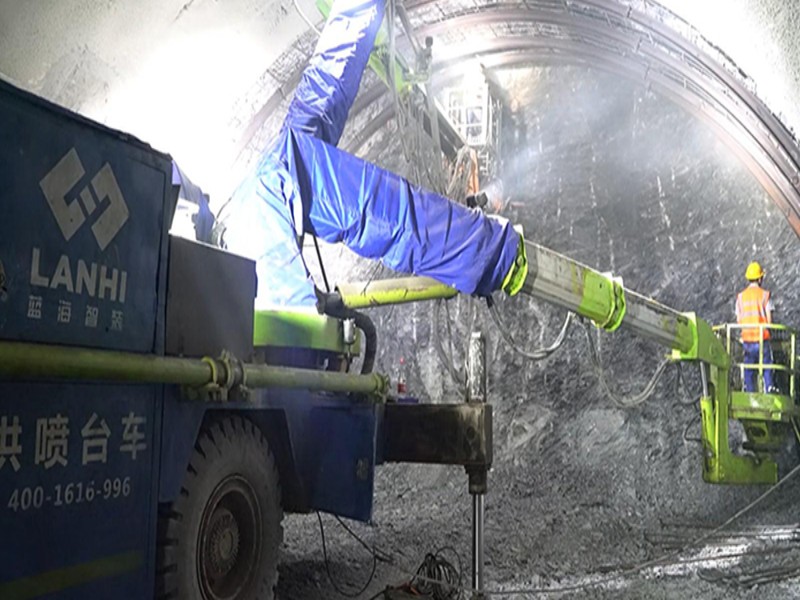 拱喷台车助力南天高速木山隧道建设2.jpg